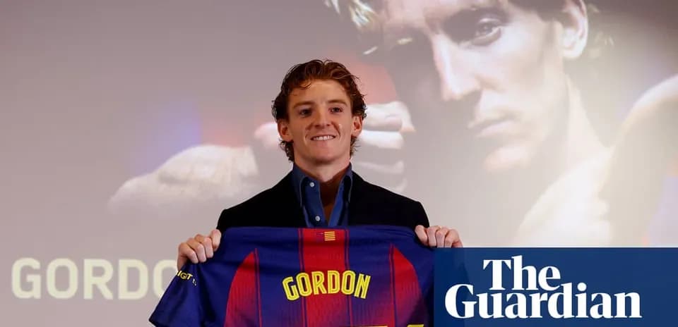 Joueur présentant son maillot du FC Barcelone