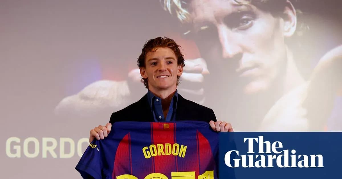Joueur présentant son maillot du FC Barcelone