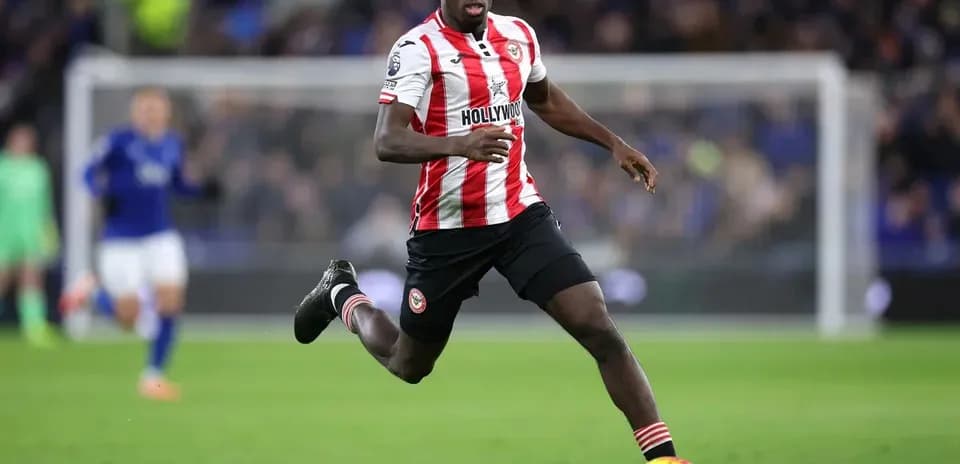 Joueur de Brentford courant avec le ballon sur le terrain