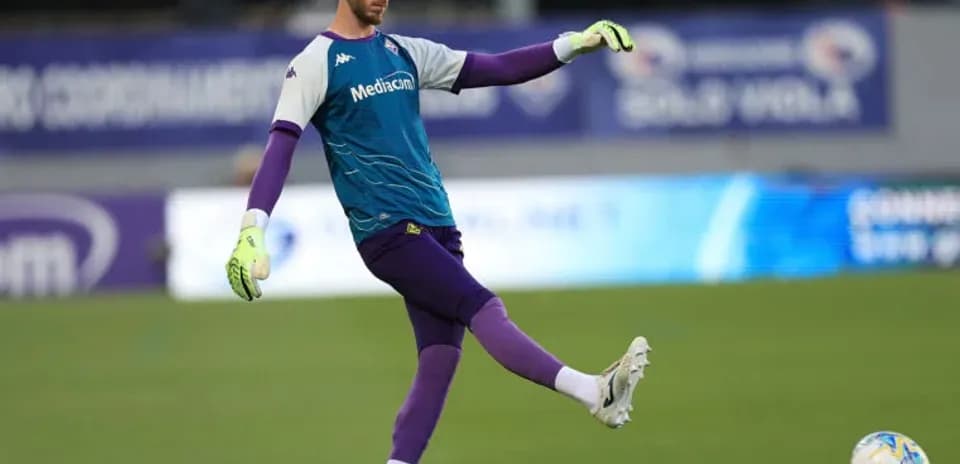 Gardien de but en train de dégager le ballon
