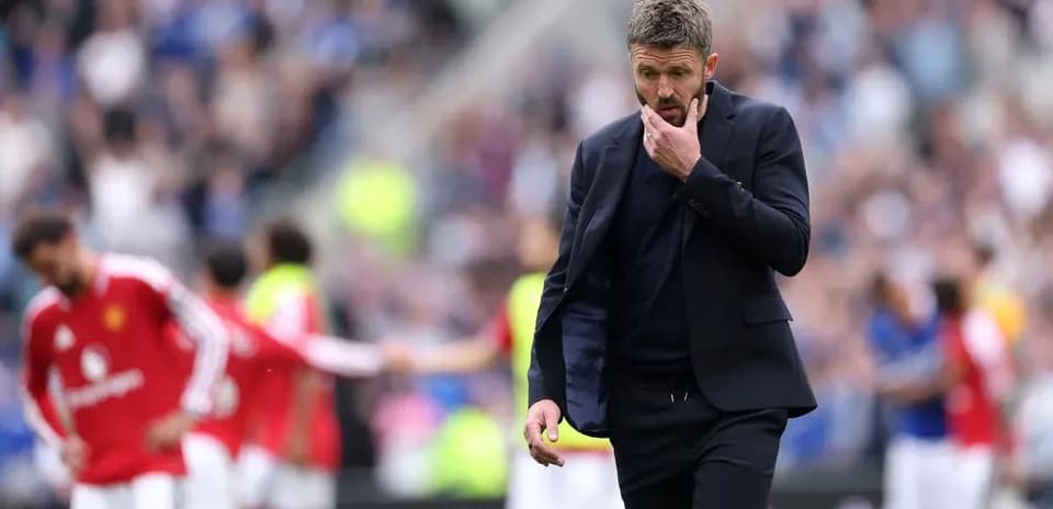 Entraîneur marchant sur le terrain après le match