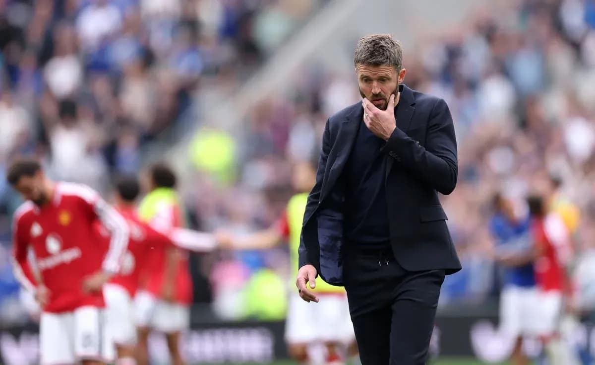 Entraîneur marchant sur le terrain après le match