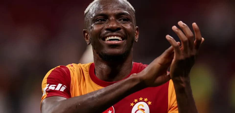 Joueur de Galatasaray applaudissant après le match