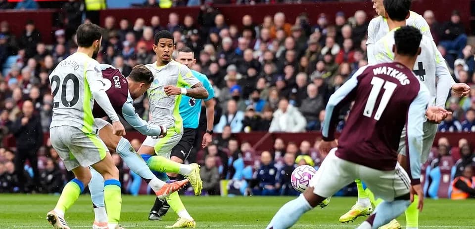 Action intense entre Manchester City et Aston Villa