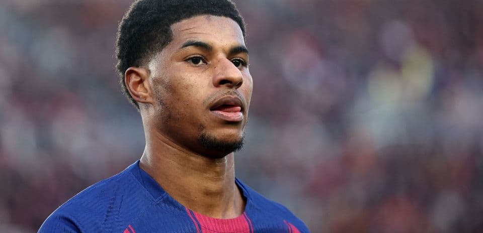 Joueur de football en tenue de Barcelone sur le terrain
