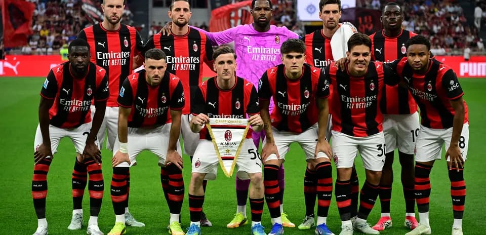 Équipe AC Milan posant avec un trophée