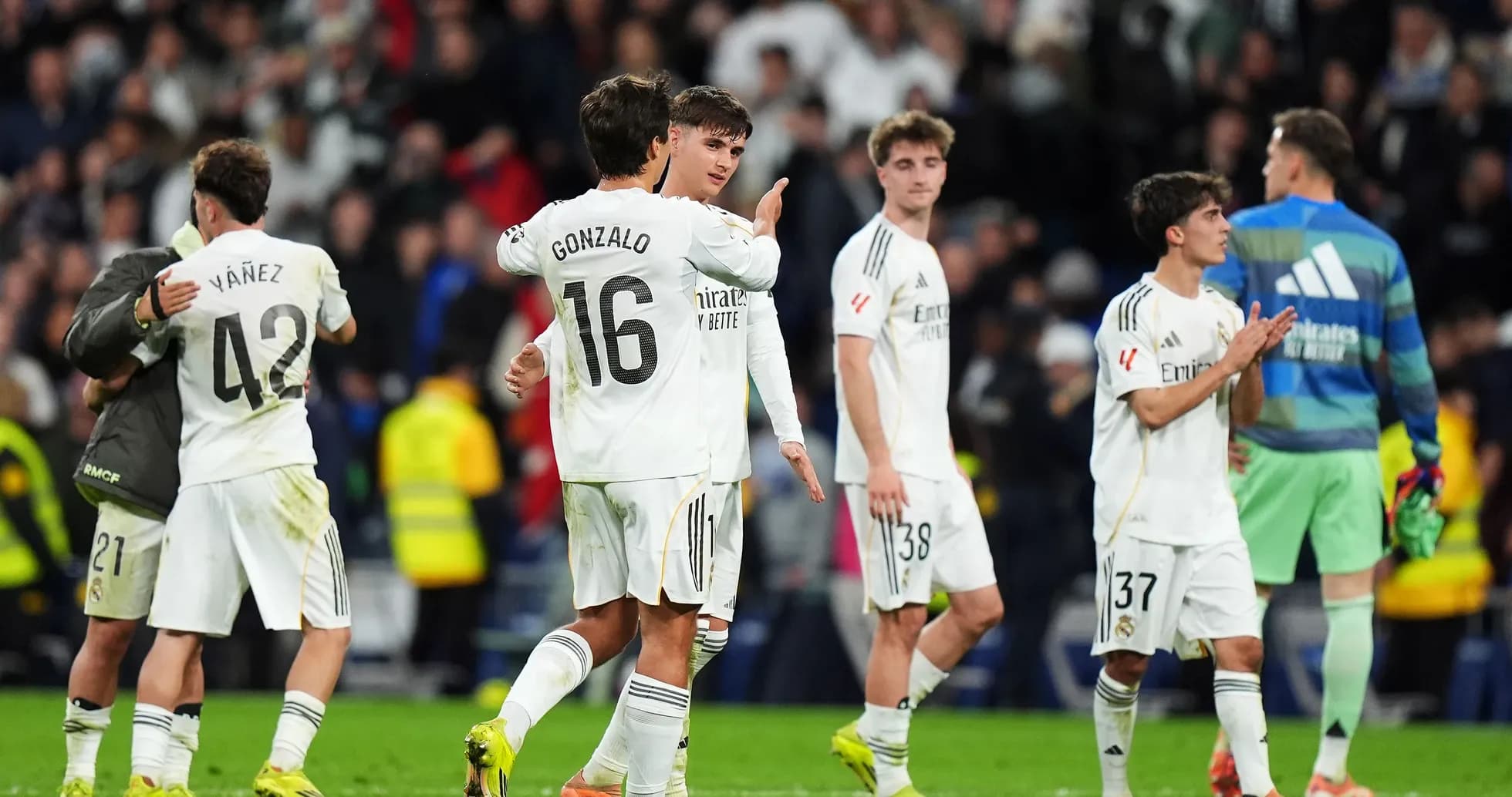 Joueurs de Real Madrid se félicitant après le match