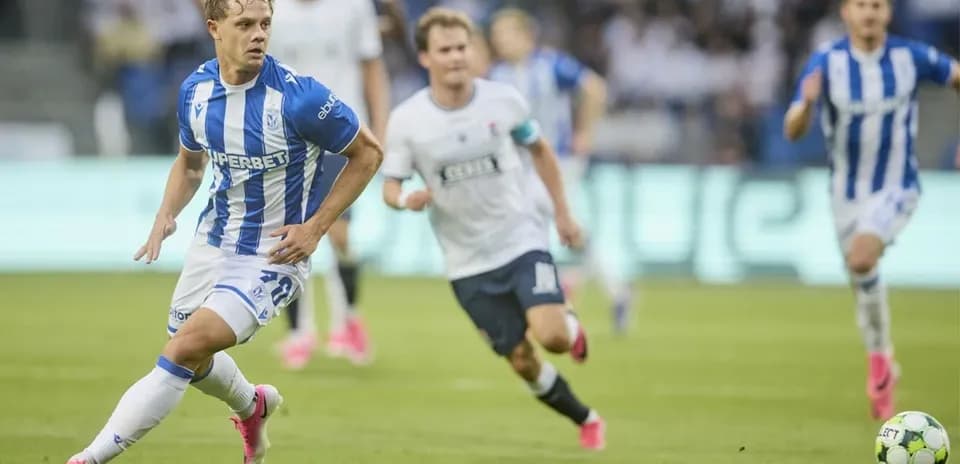 Joueur de Lech Poznań en course pendant un match