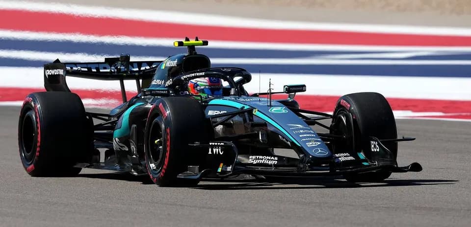 Voiture de Formule 1 sur circuit avec pneus slicks
