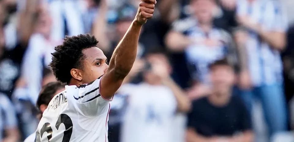 Joueur célébrant un but pendant le match