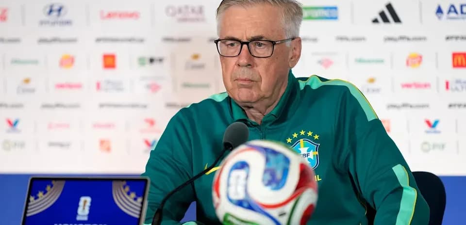 Entraîneur lors d'une conférence de presse avec ballon
