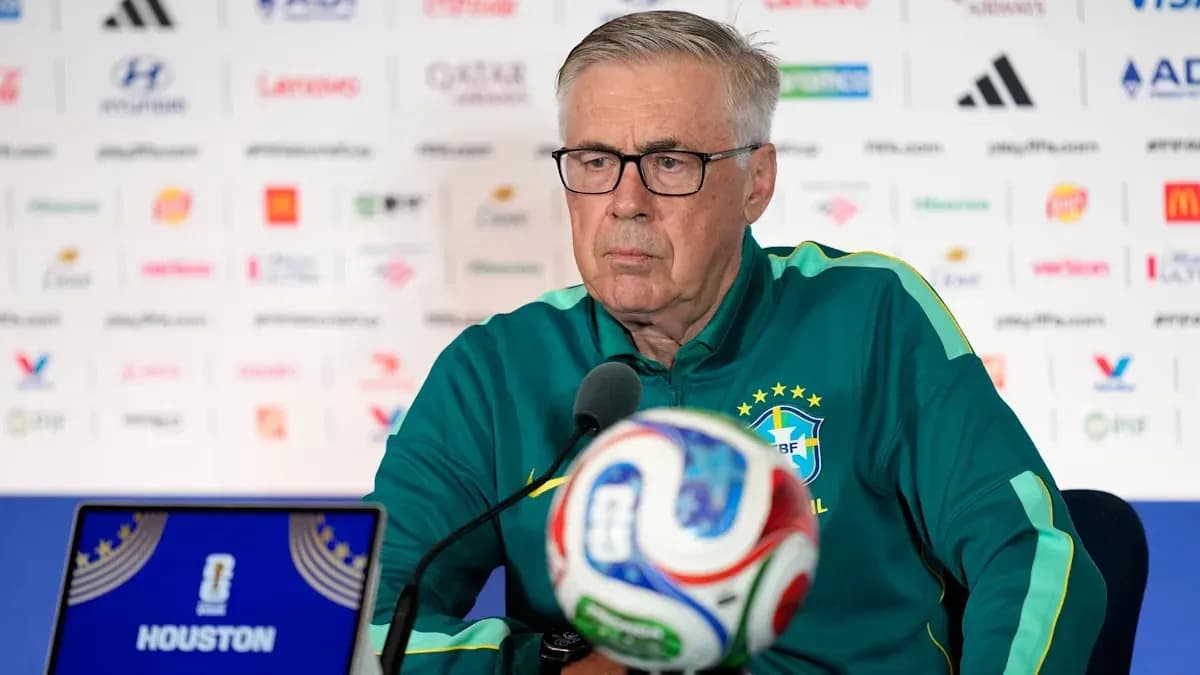 Entraîneur lors d'une conférence de presse avec ballon