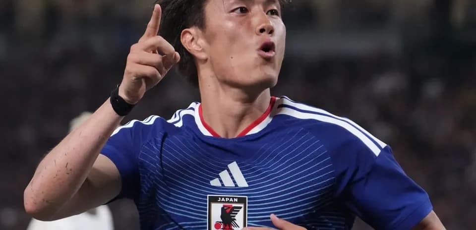Joueur japonais célébrant un but au match