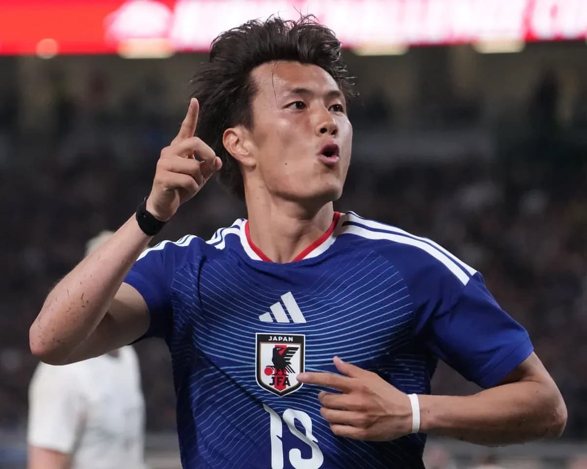 Joueur japonais célébrant un but au match