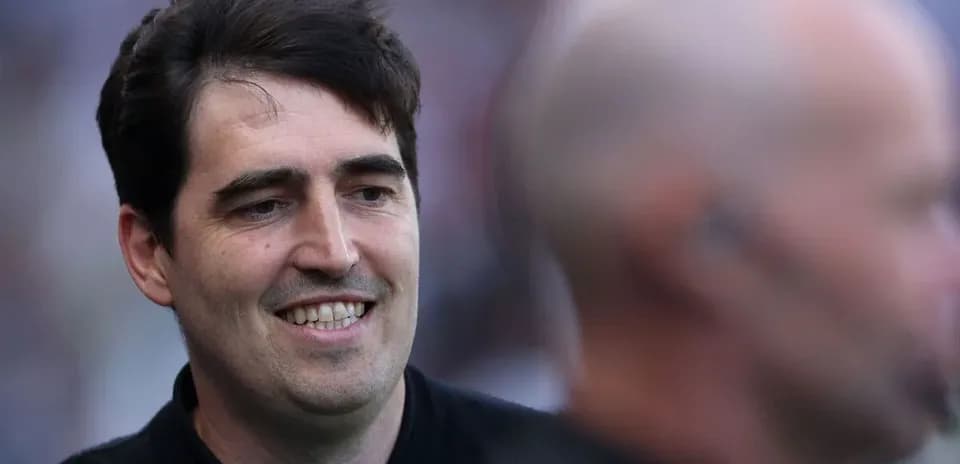 Homme souriant lors d'un événement sportif