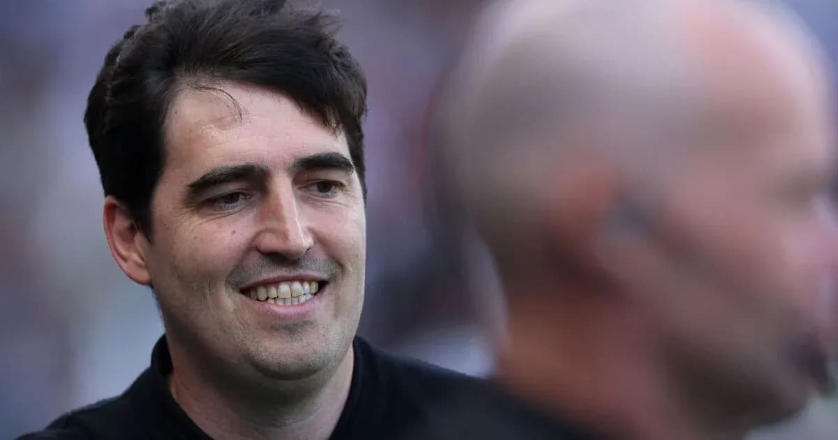 Homme souriant lors d'un événement sportif