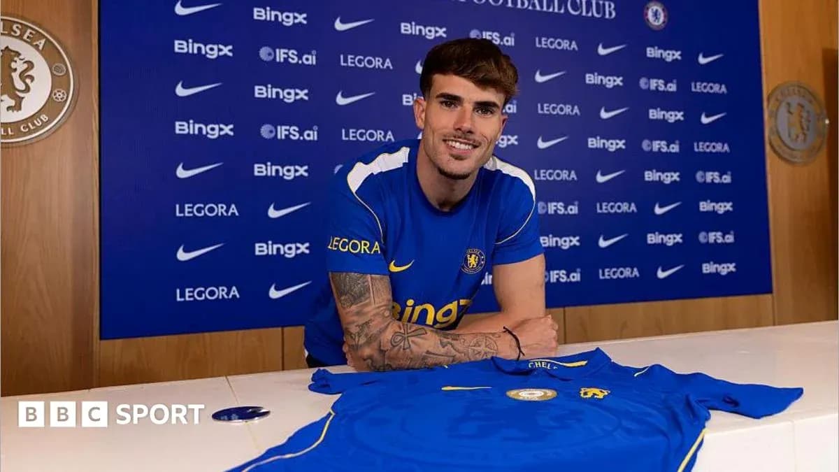 Joueur posant avec maillot de Chelsea à la conférence
