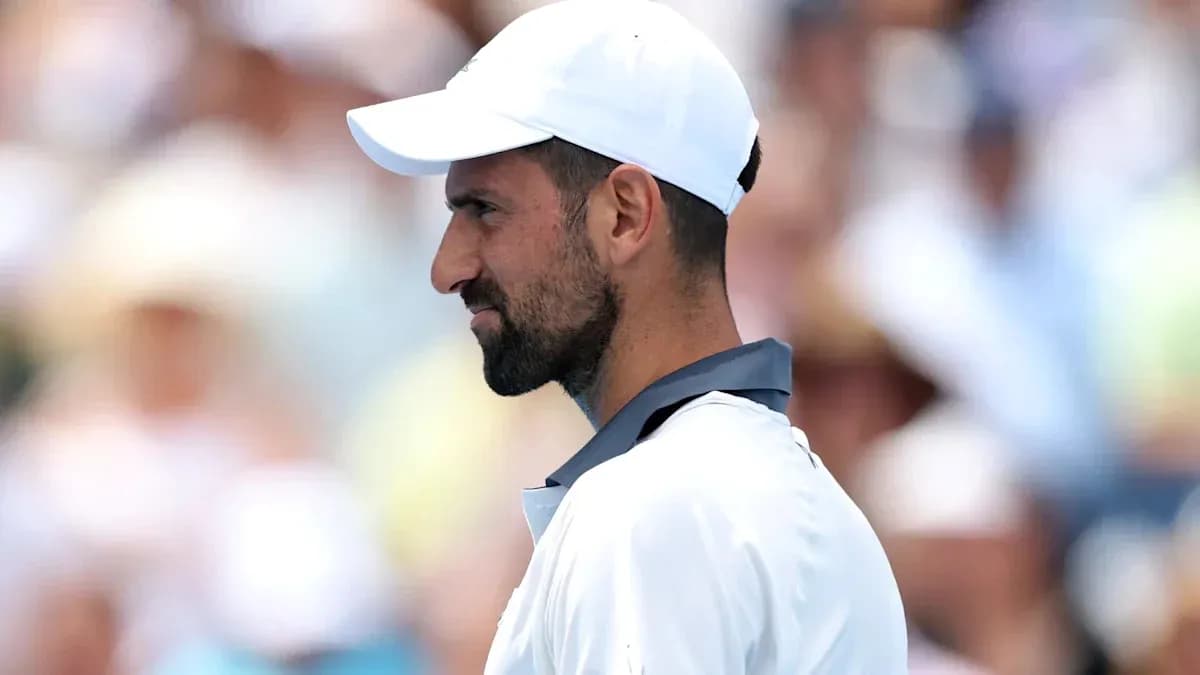 Joueur de tennis en attente sur le court