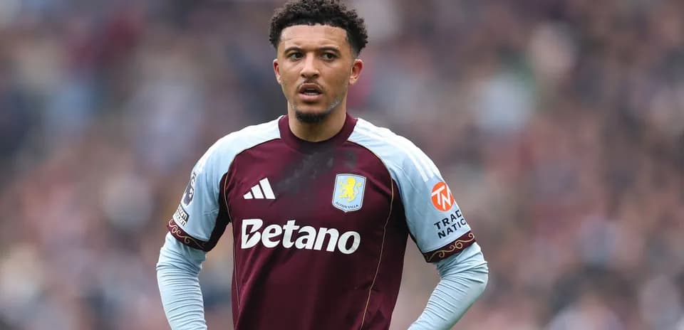 Joueur d'Aston Villa sur le terrain pendant un match