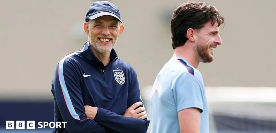 Entraîneur et joueur souriant lors de l'entraînement