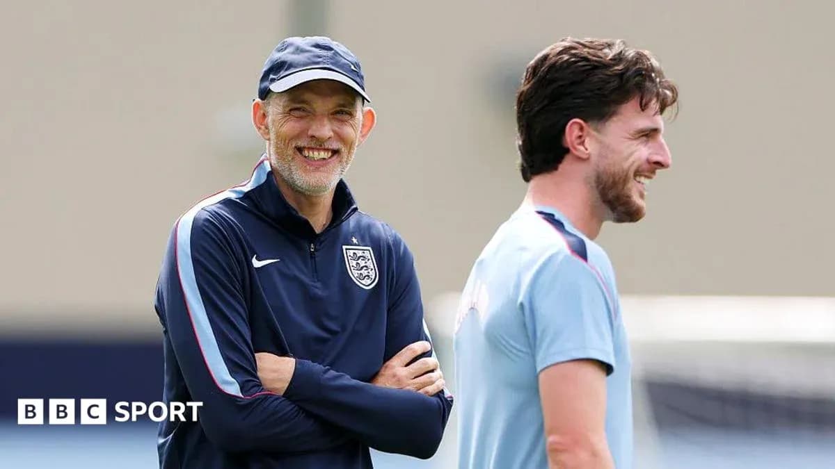 Entraîneur et joueur souriant lors de l'entraînement