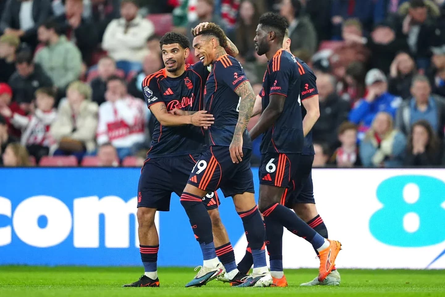 Joueurs de Nottingham Forest célébrant un but
