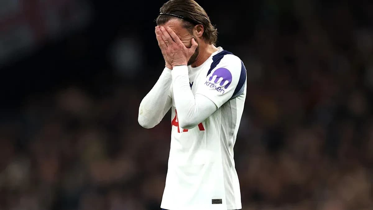 Joueur de Tottenham se couvrant le visage après un match