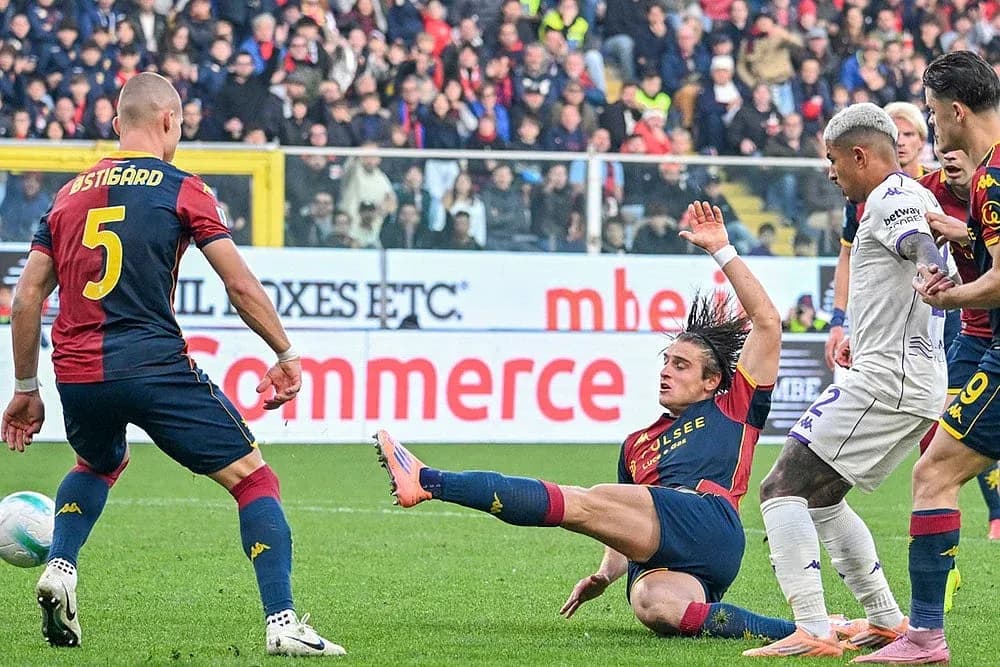 Action durant le match Fiorentina contre Genoa