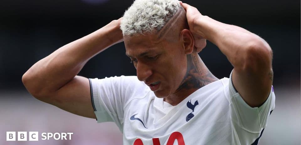 Joueur de Tottenham se tenant la tête sur le terrain