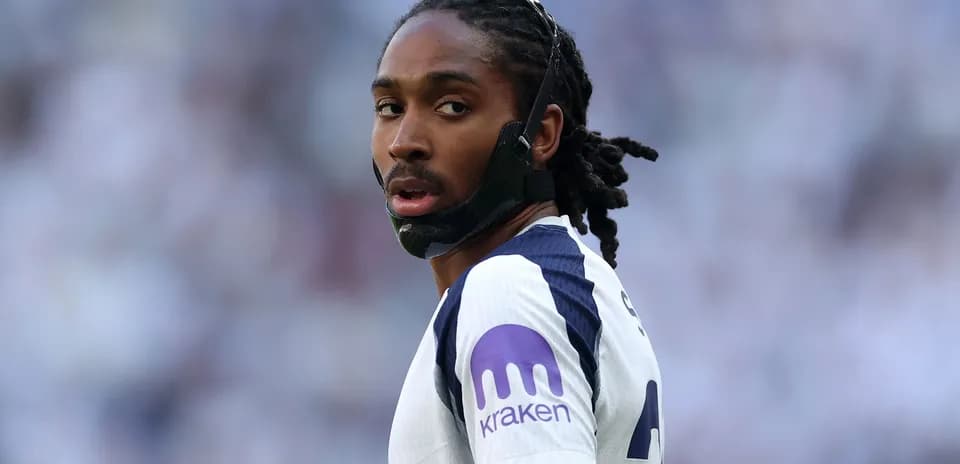 Joueur avec un masque sur le terrain de football