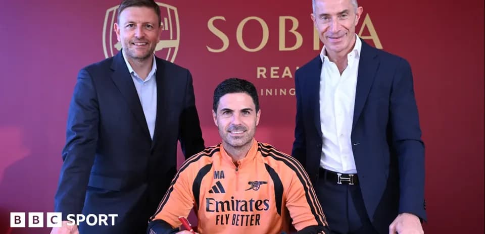 Mikel Arteta signant un contrat avec des dirigeants