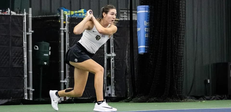 Joueuse de tennis se préparant à frapper la balle
