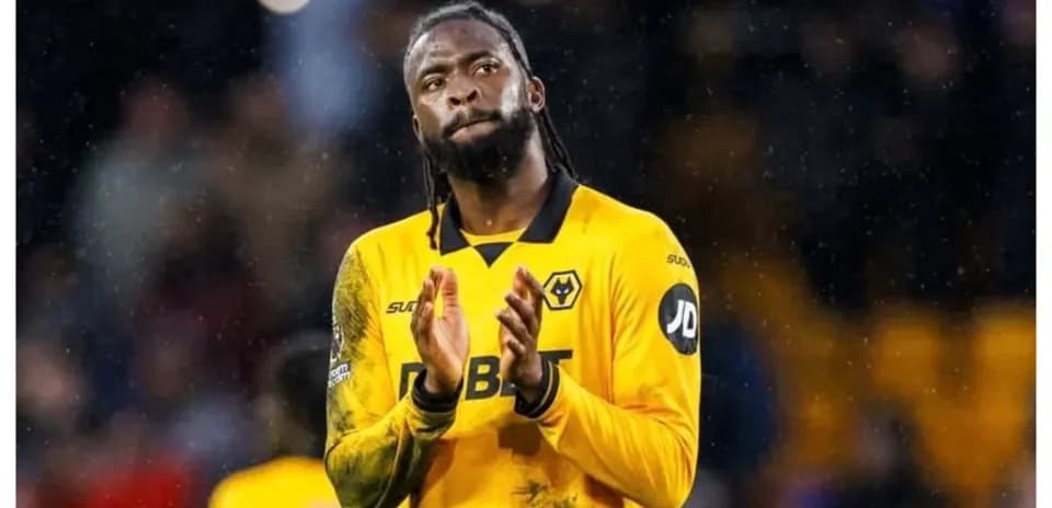 Joueur applaudissant après le match sous la pluie