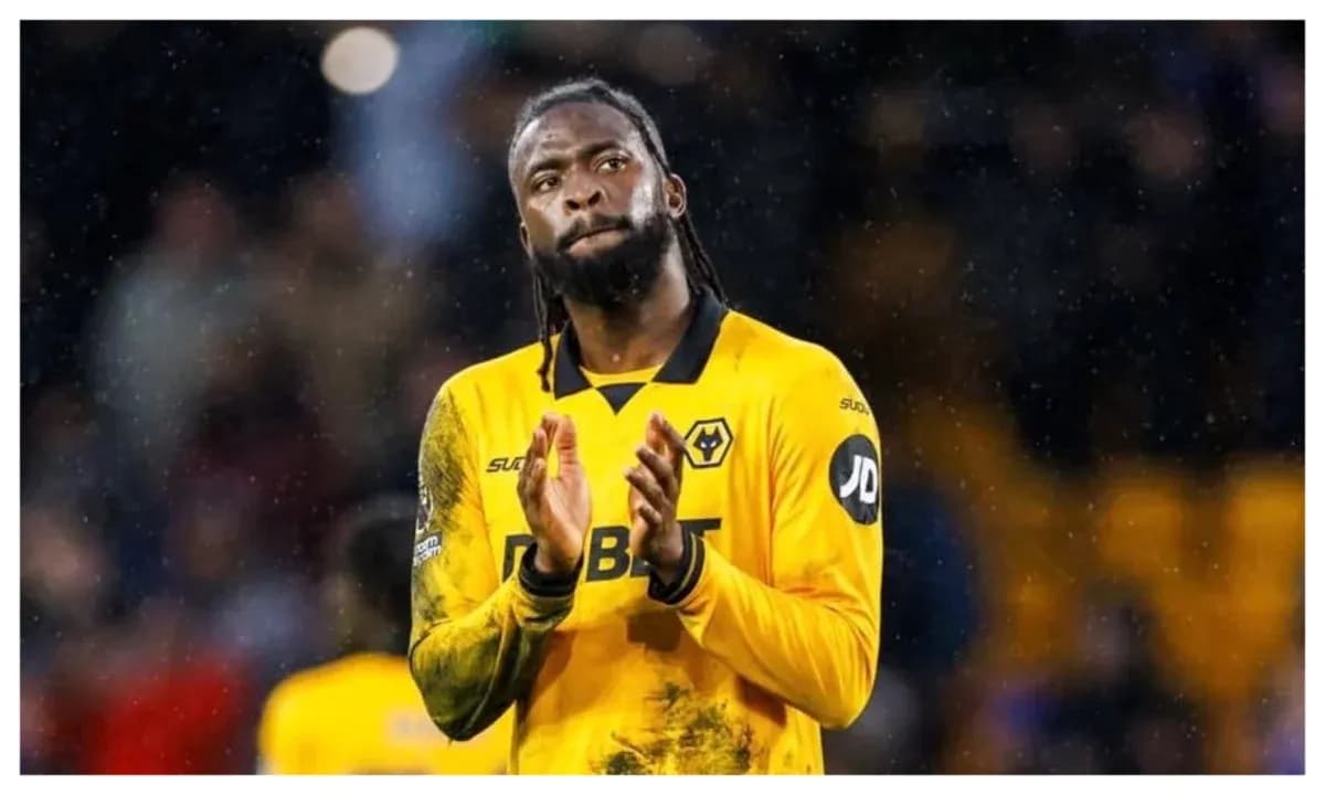 Joueur applaudissant après le match sous la pluie