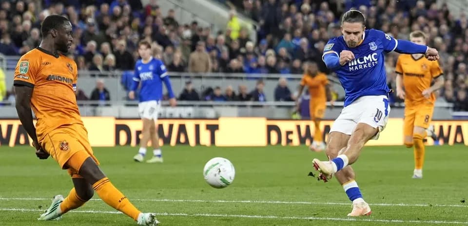 Joueur en bleu tirant au but pendant un match