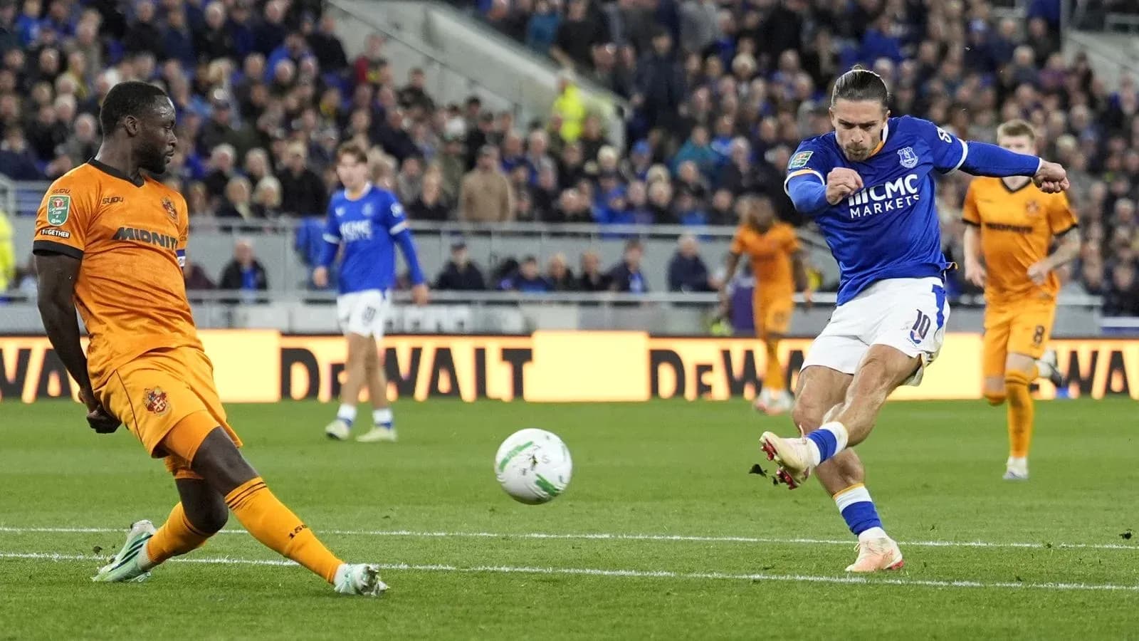 Joueur en bleu tirant au but pendant un match