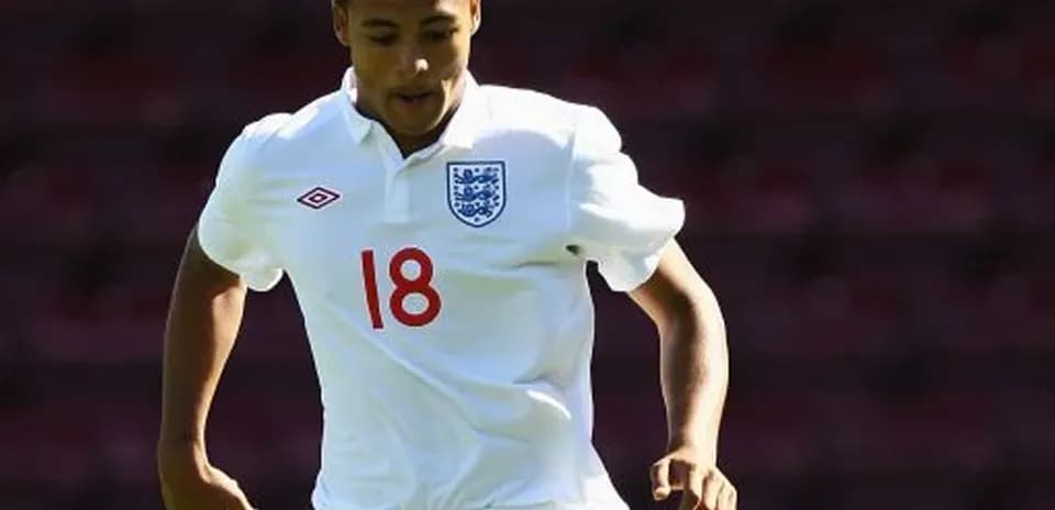 Joueur anglais en maillot blanc courant sur le terrain