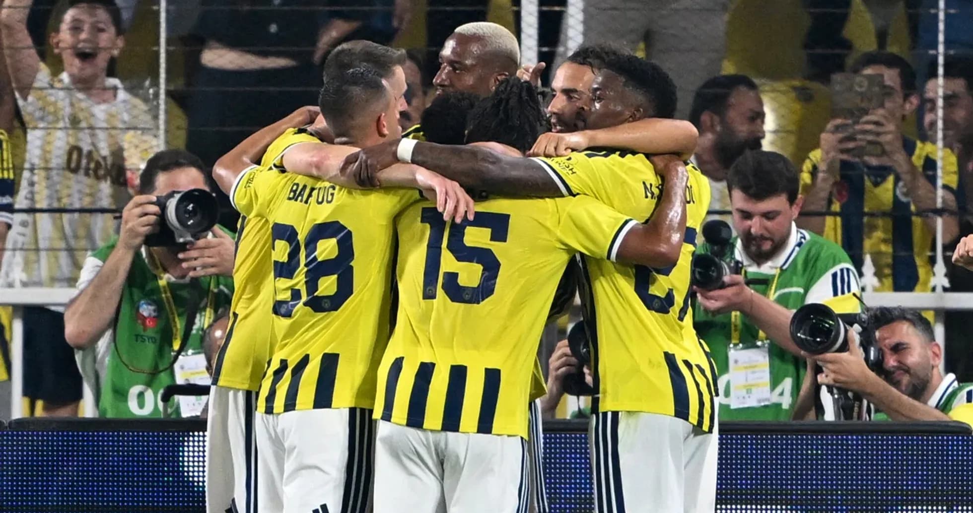 Joueurs de Fenerbahçe célébrant un but