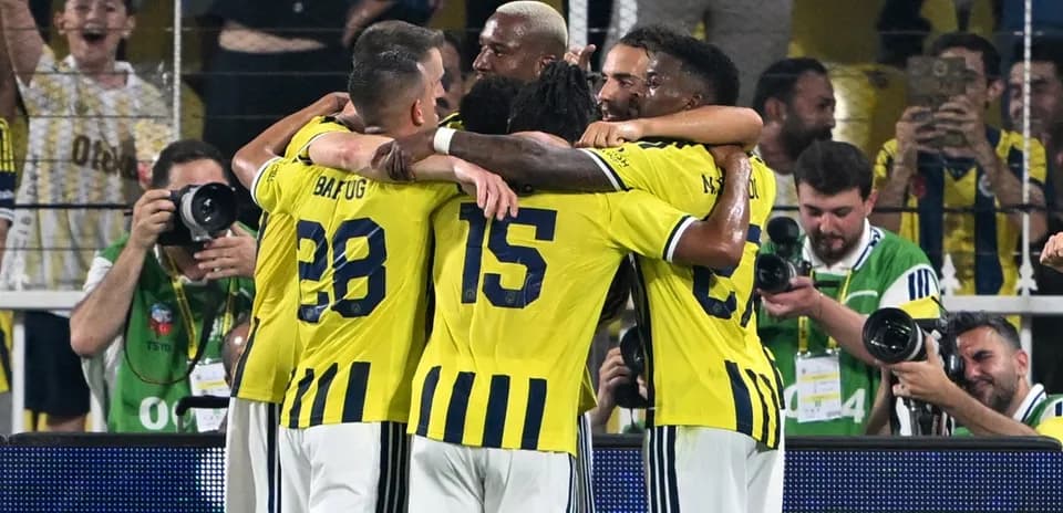 Joueurs de Fenerbahçe célébrant un but