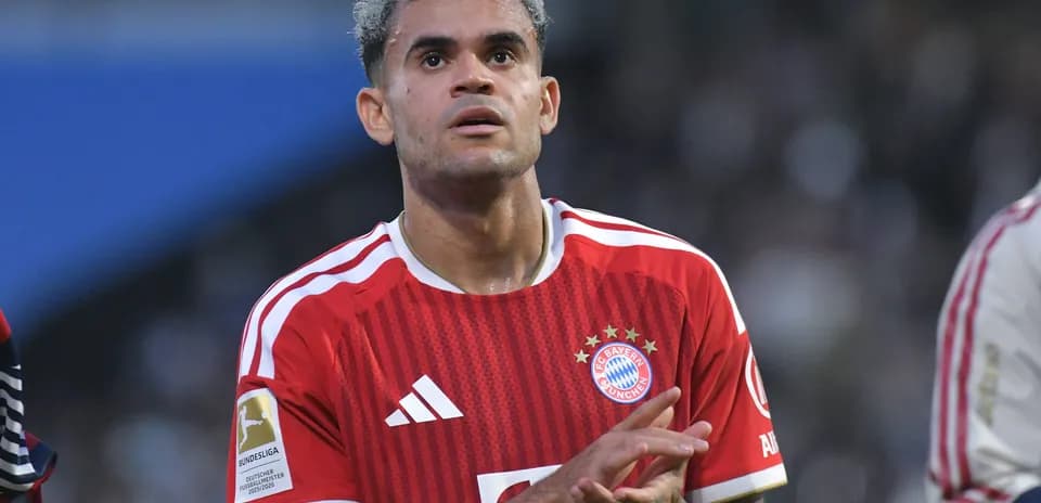 Joueur de Bayern Munich applaudissant après le match