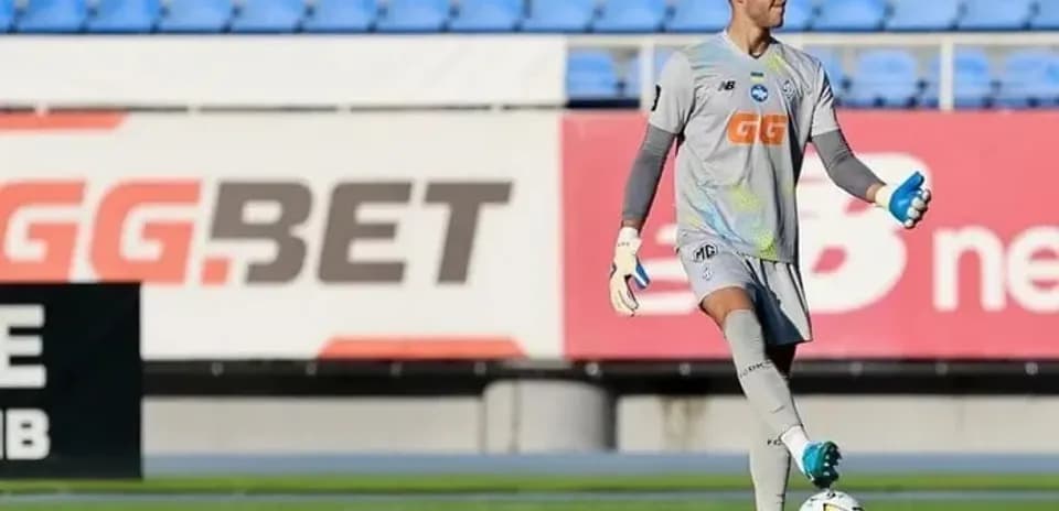 Gardien de but s'échauffant sur le terrain