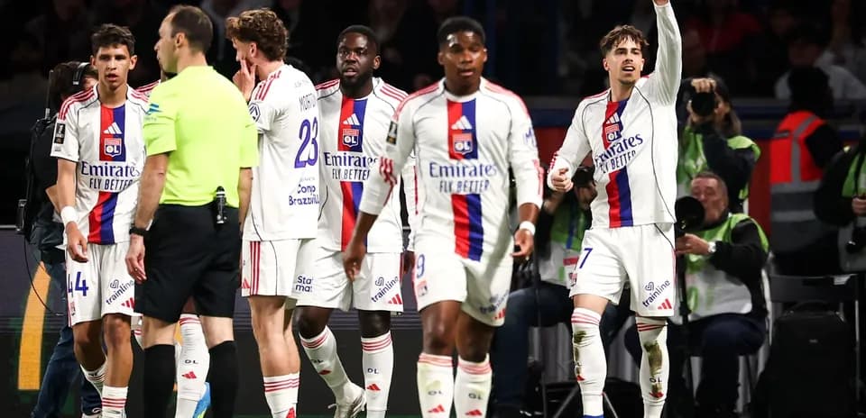 Joueurs de l'OL discutant avec l'arbitre lors d'un match
