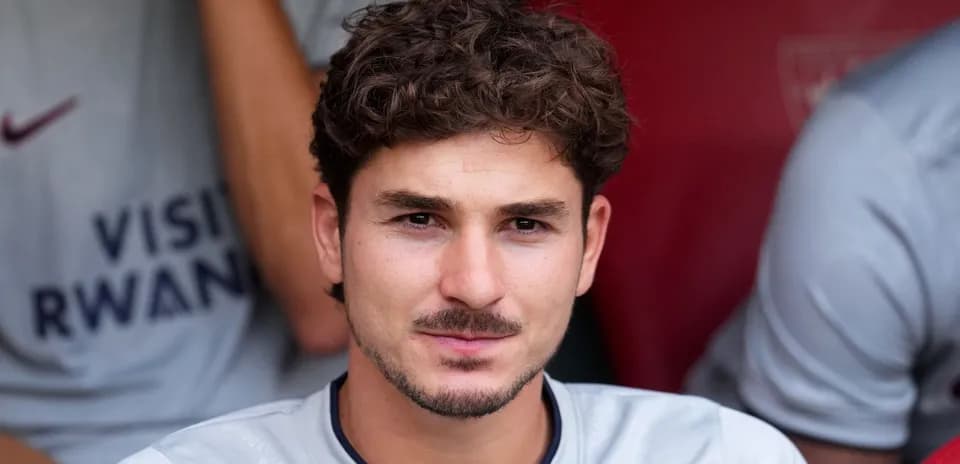 Joueur assis sur le banc de touche pendant un match