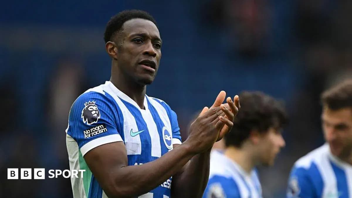 Joueur de Brighton applaudissant après le match