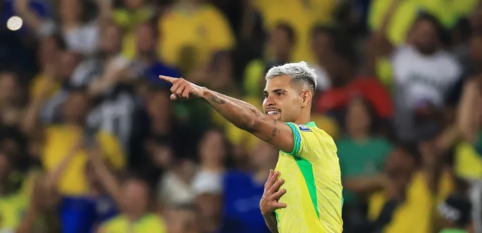 Joueur brésilien célébrant un but devant les supporters