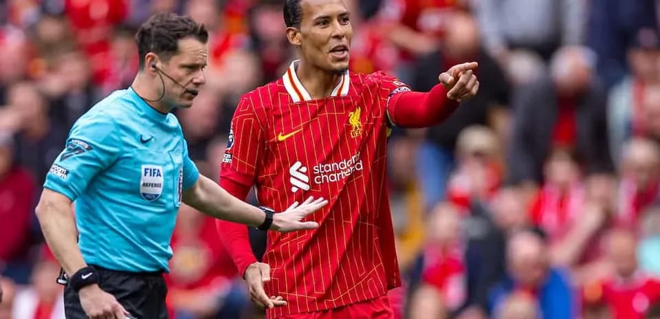 Virgil van Dijk discutant avec l'arbitre