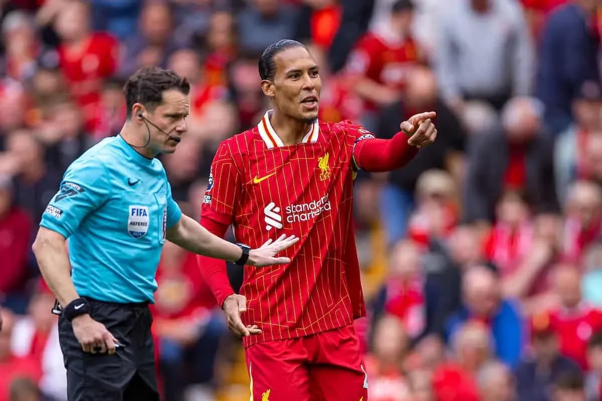 Virgil van Dijk discutant avec l'arbitre
