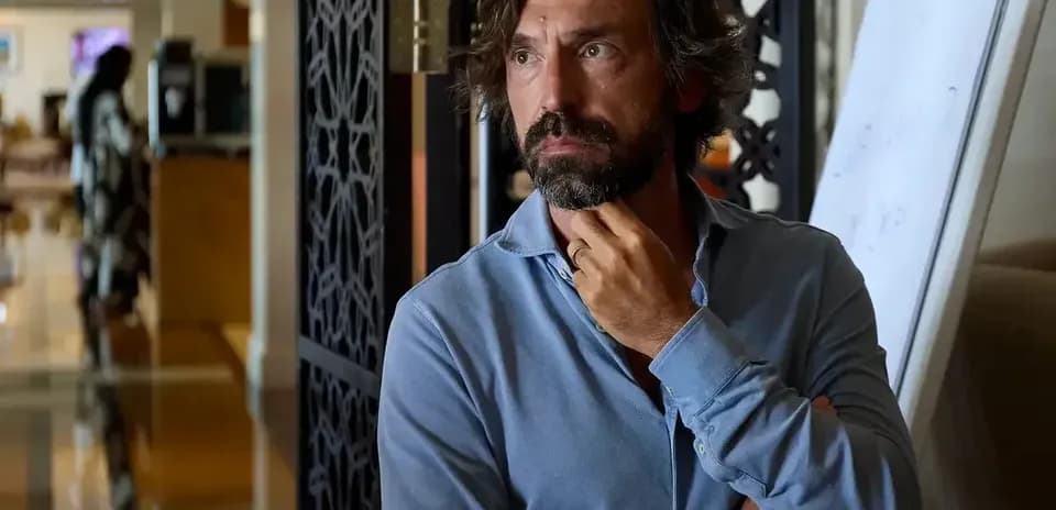 Homme pensant près d'un tableau blanc
