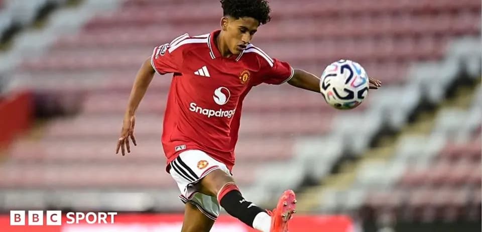 Joueur de Manchester United en train de frapper le ballon