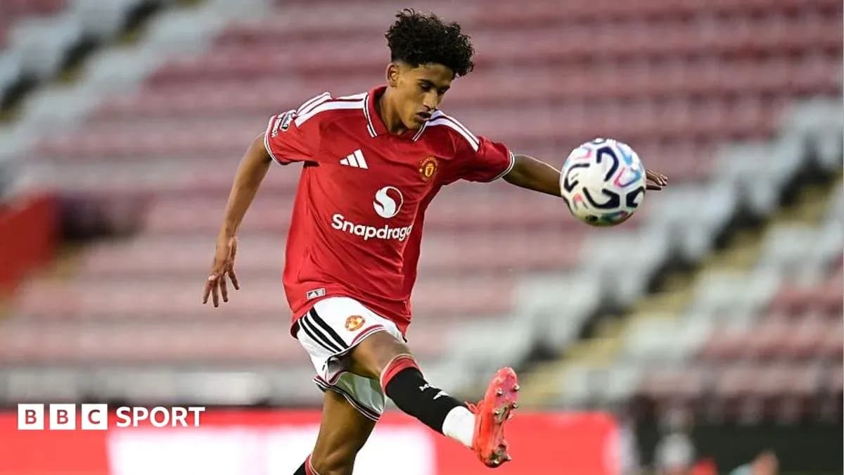 Joueur de Manchester United en train de frapper le ballon